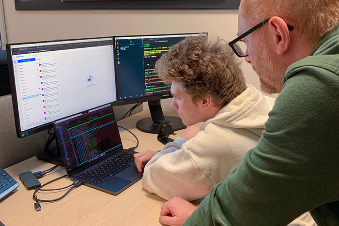 Qboxmail sviluppa i propri applicativi direttamente tramite un reparto di Ricerca e Sviluppo interno.